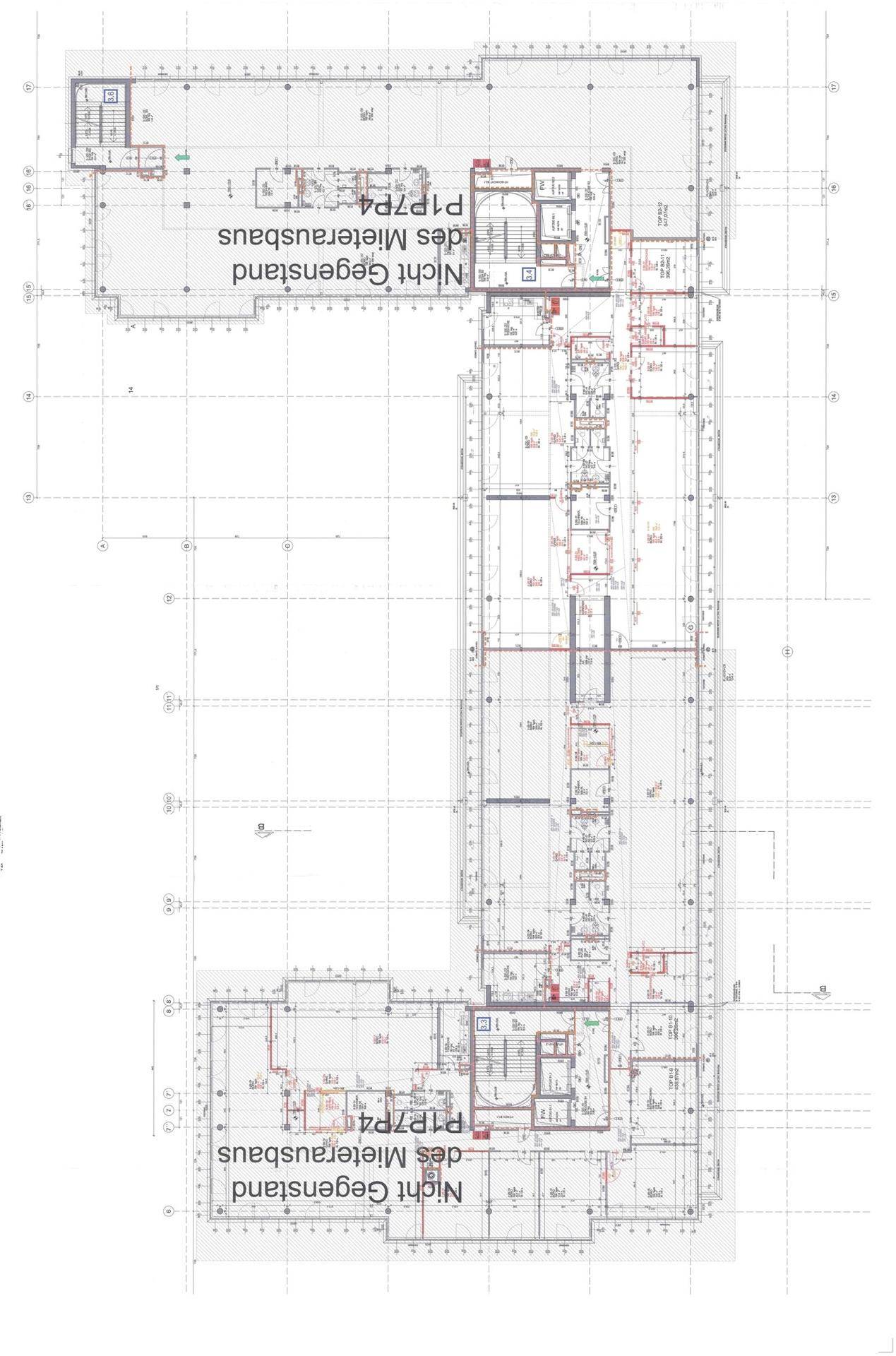 Grundriss eines Gebäudegeschosses mit L-förmiger Anordnung und verschiedenen Funktionsbereichen.