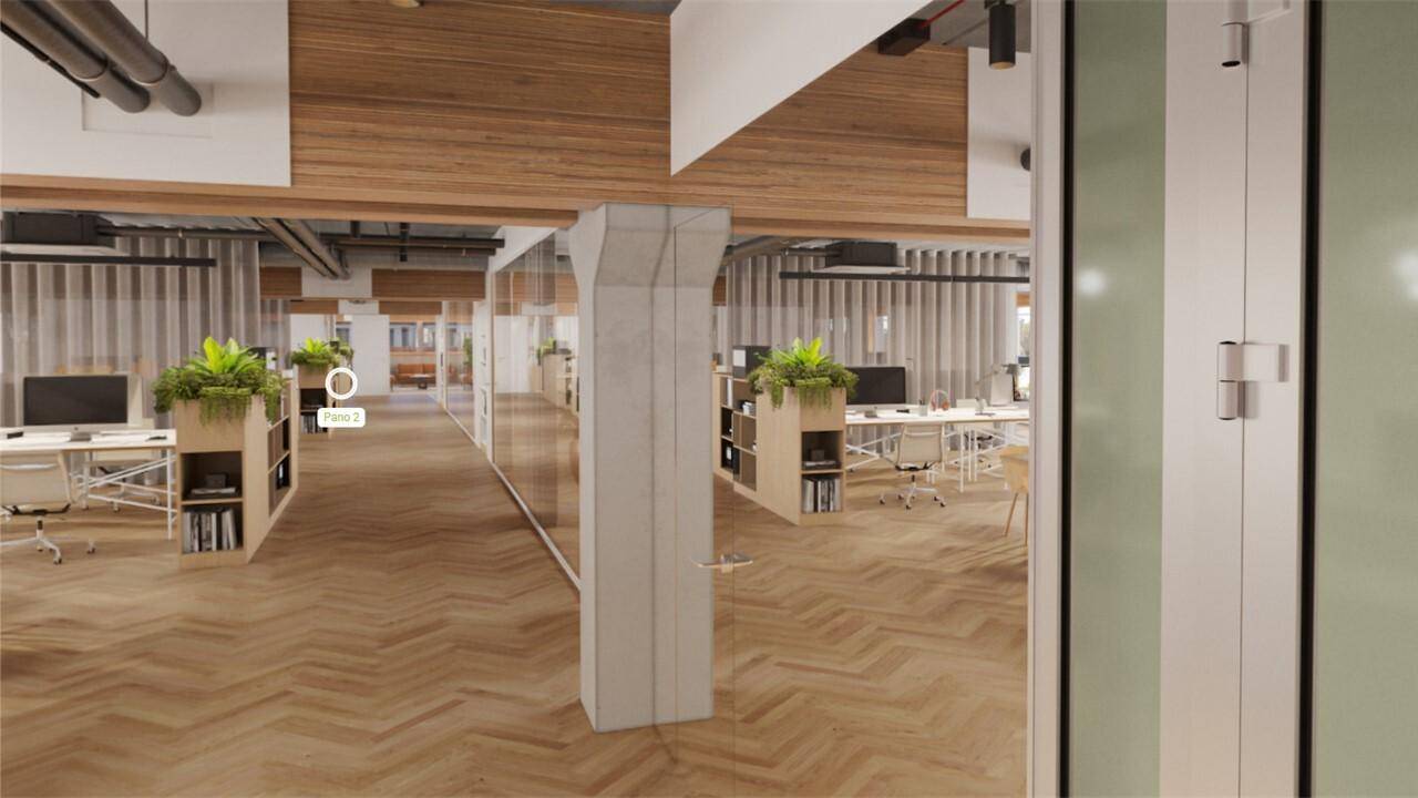 Moderner Bürobereich mit Holzboden, Glaswänden und Betonpfeilern, der verschiedene Arbeitszonen miteinander verbindet.