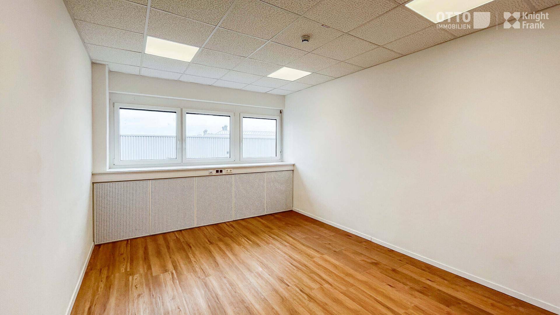 Helles Einzelbüro mit Laminatboden und Fensterfront, ideal für konzentriertes Arbeiten.