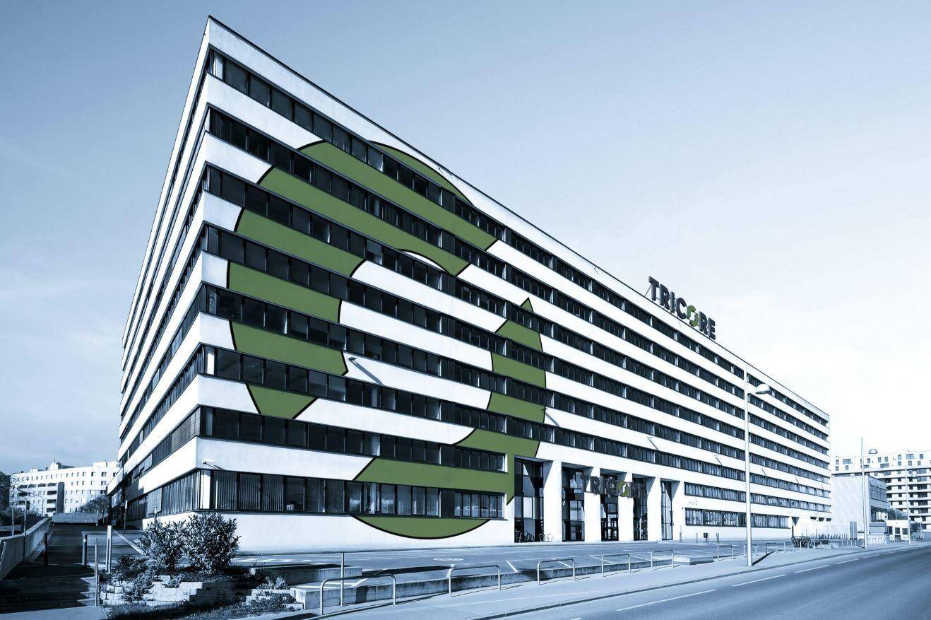 Gesamtansicht des modernen Bürokomplexes mit seiner einzigartigen Fassadengestaltung und umliegender Infrastruktur.