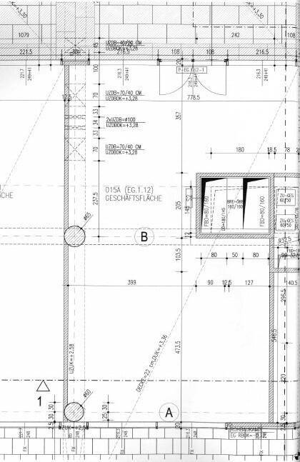 Grundriss einer Geschäftsfläche mit eingezeichneten Maßen und strukturellen Details.