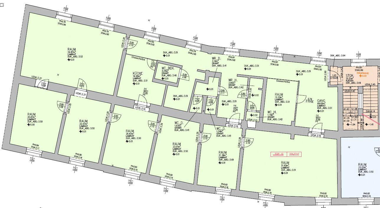 Detaillierter Grundriss einer Etage mit mehreren Räumen, Küche und Bädern, inklusive Treppenhaus.