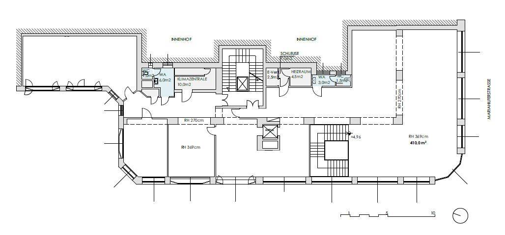 Umfassender Grundrissplan mit zwei Innenhöfen, mehreren WCs und Zugang zu Treppenhäusern.