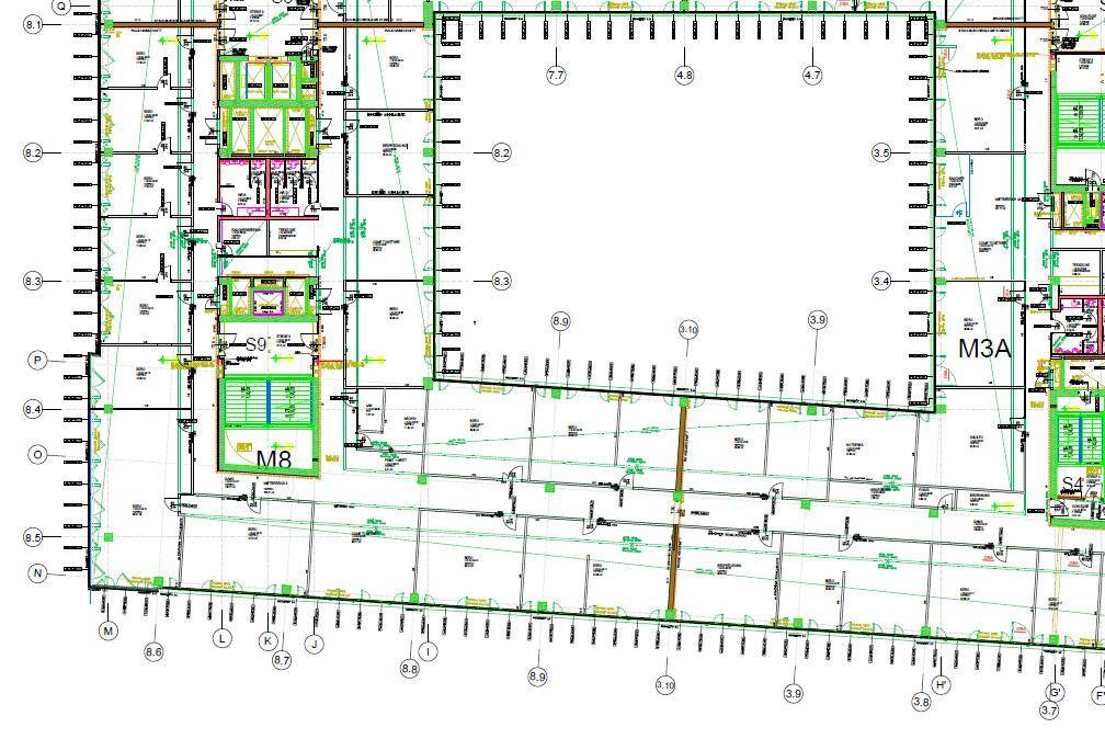 Detaillierter Grundriss eines großen Bürogebäudes mit verschiedenen Bereichen und technischen Installationen.