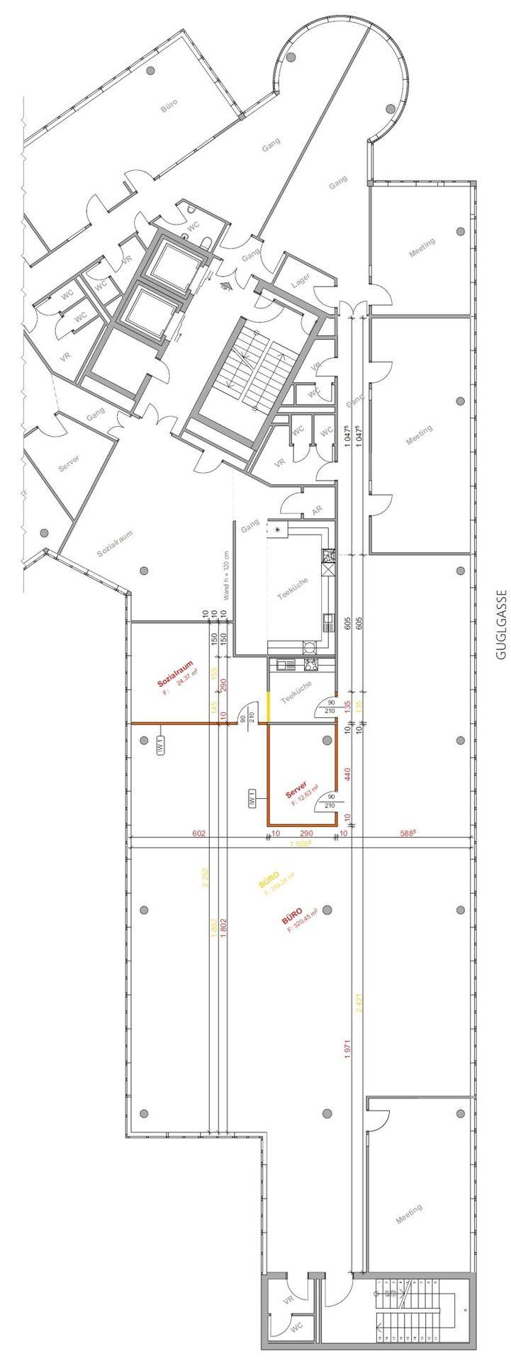Detaillierter Grundriss mit mehreren Räumen, einer Wendeltreppe und eingezeichneten Maßen.
