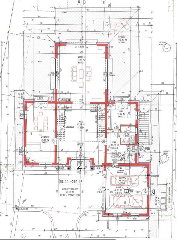 Grundriss des Erdgeschosses mit Wohnzimmer, Küche, Garage und Terrasse.
