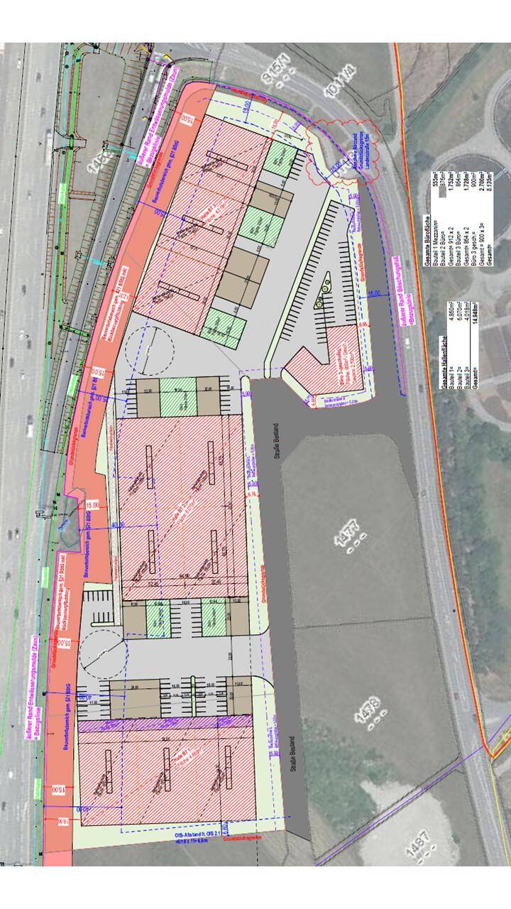 Detaillierter Lageplan eines Gewerbegebiets mit Gebäuden, Parkplätzen und angrenzenden Straßenverläufen.