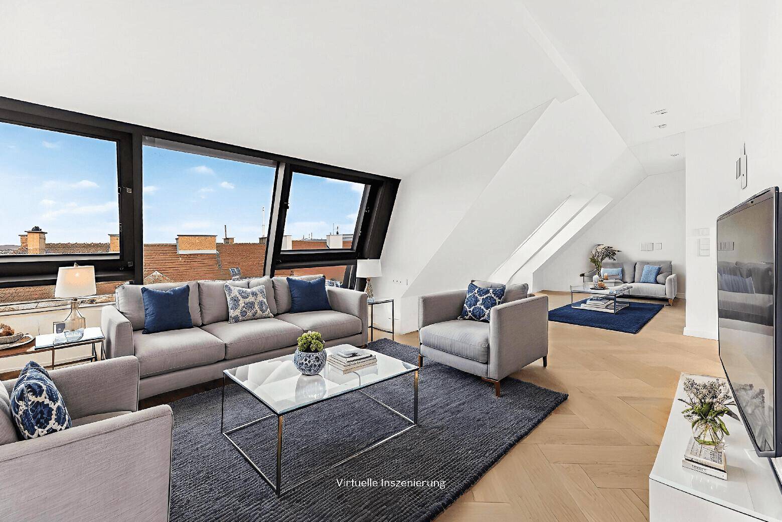 Helles Wohnzimmer mit modernen Möbeln, Dachschrägen und großen Fenstern mit Stadtblick.
