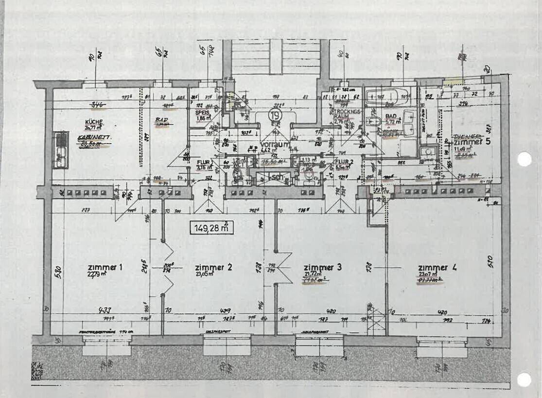 Detaillierter Grundriss einer Wohnung mit mehreren Zimmern und Flächenangaben.