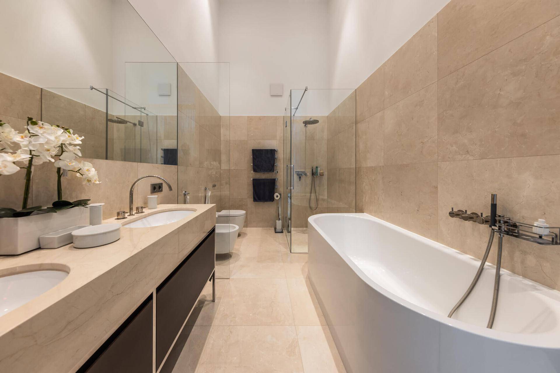 Luxuriöses Badezimmer mit freistehender Badewanne, Doppelwaschbecken und begehbarer Dusche.
