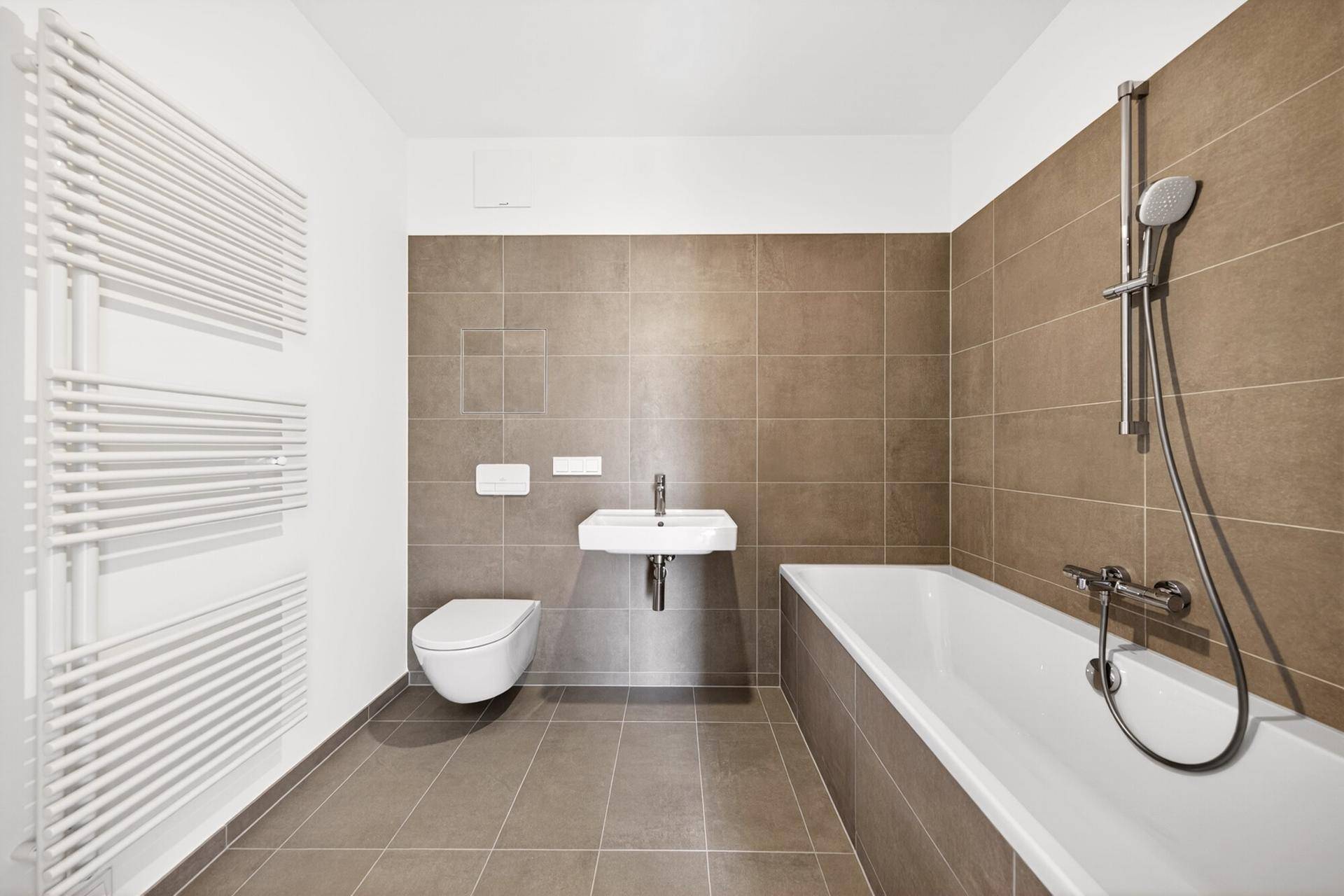 Modernes Badezimmer mit braunen Fliesen, Badewanne, Dusche und beheiztem Handtuchhalter.