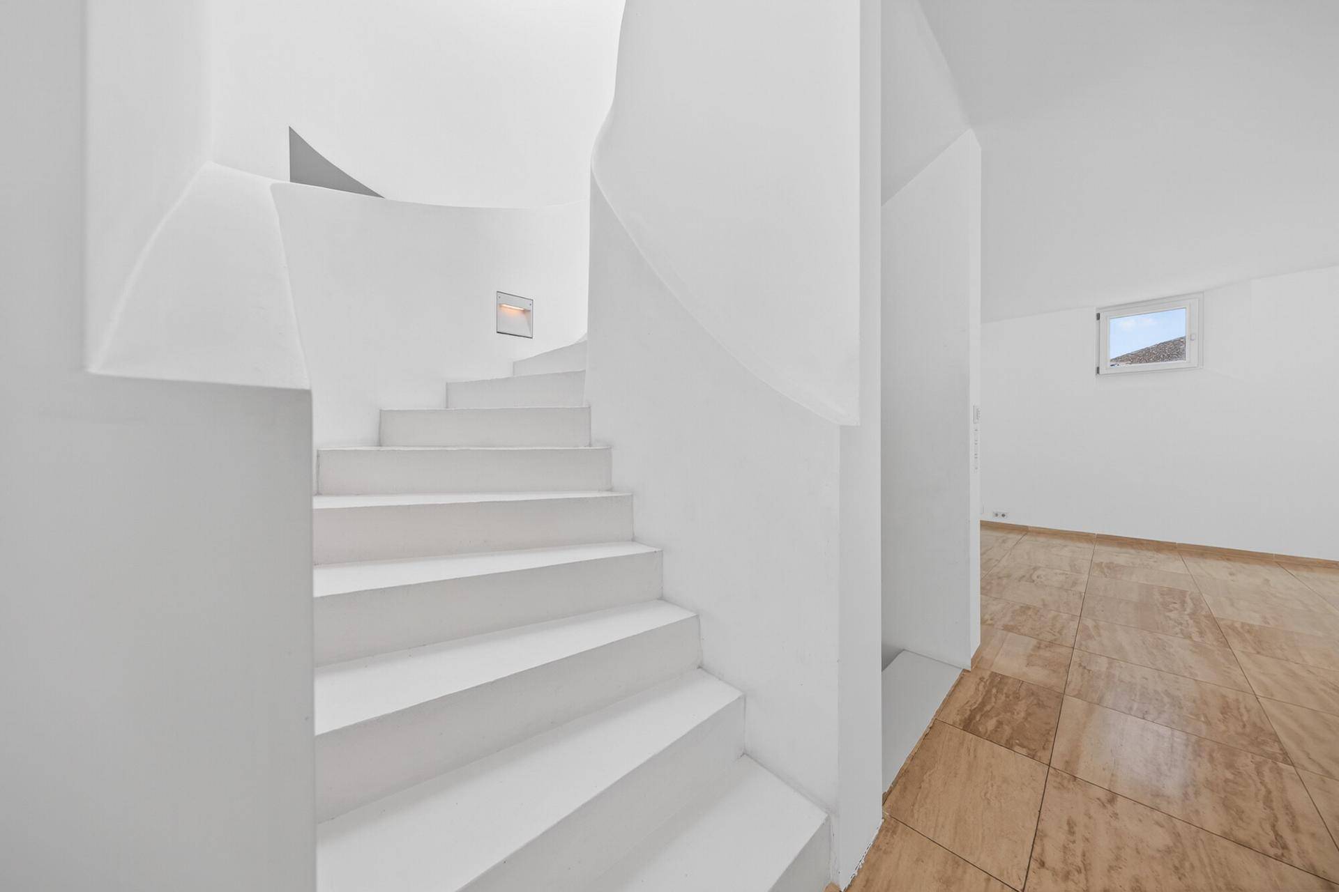 Elegante weiße Wendeltreppe in einem modernen Haus mit minimalistischem Design.