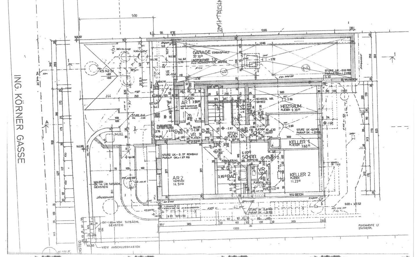 Grundriss des Untergeschosses mit Garage, zwei Kellerräumen, Heizraum und Abstellflächen.