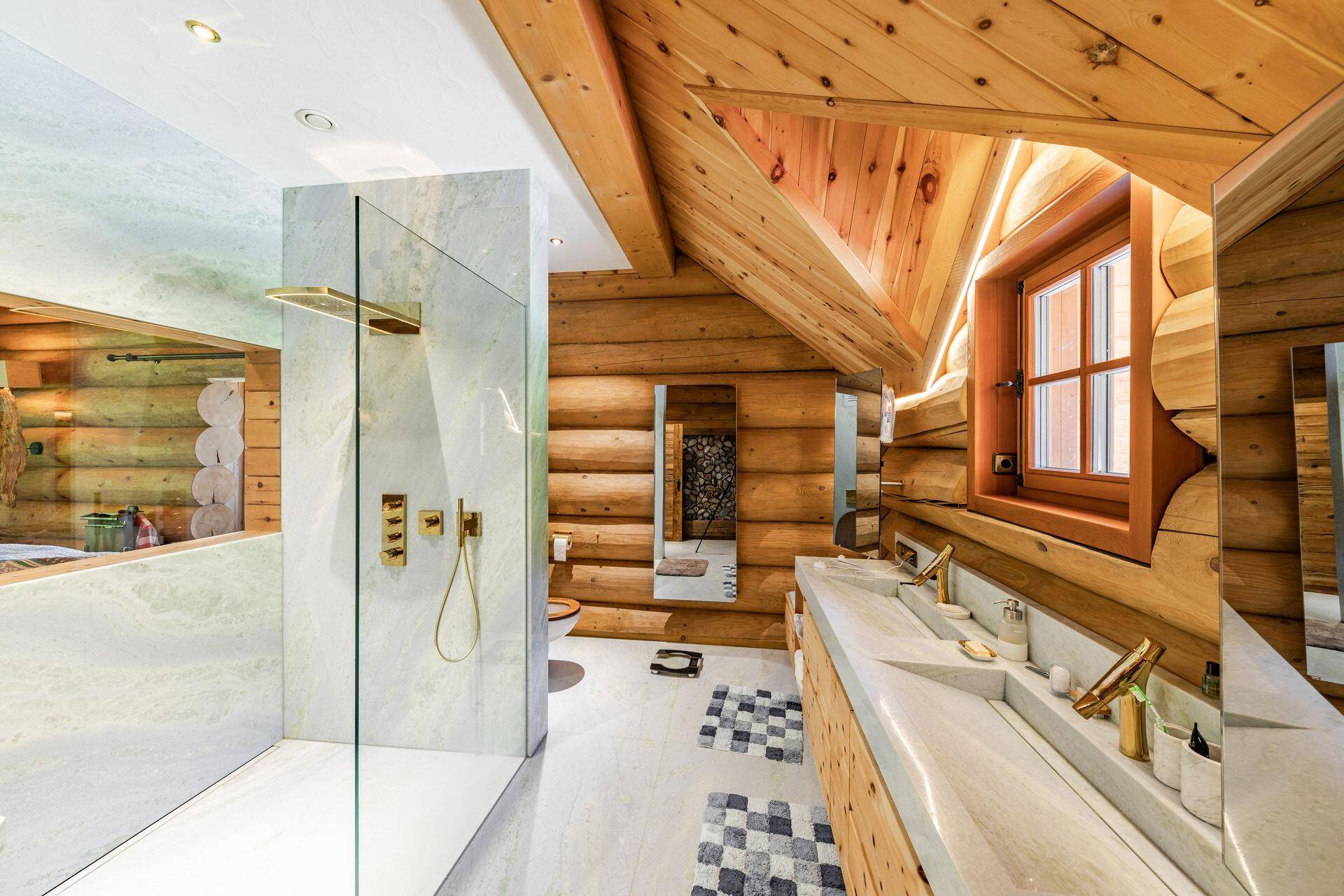 Modernes Badezimmer mit begehbarer Dusche, Doppelwaschbecken und Holzakzenten.