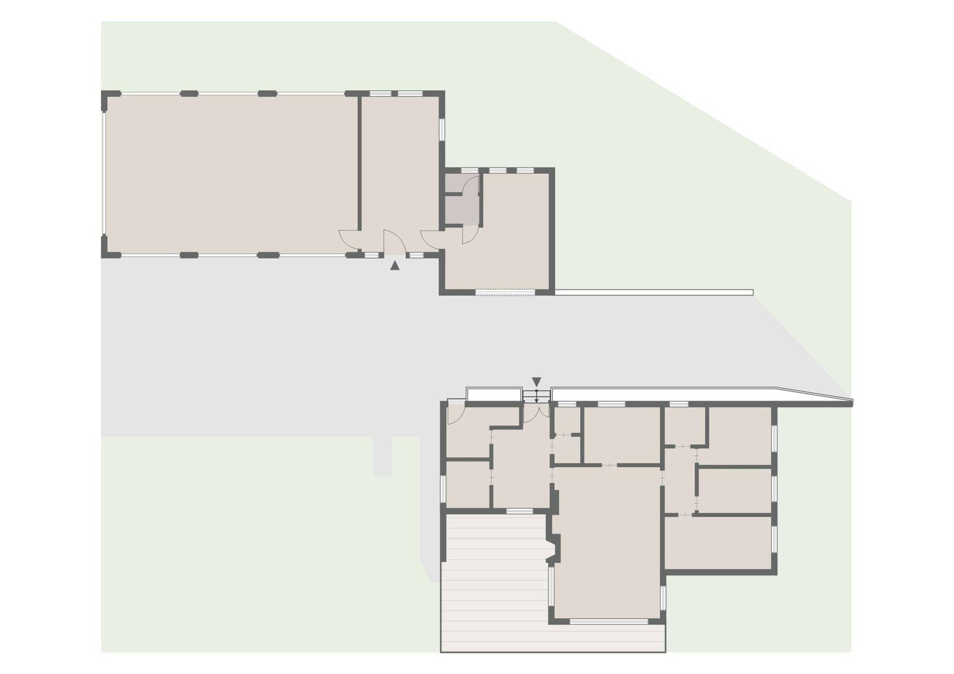 Grundriss des Anwesens mit zwei separaten Gebäuden und Außenbereichen.
