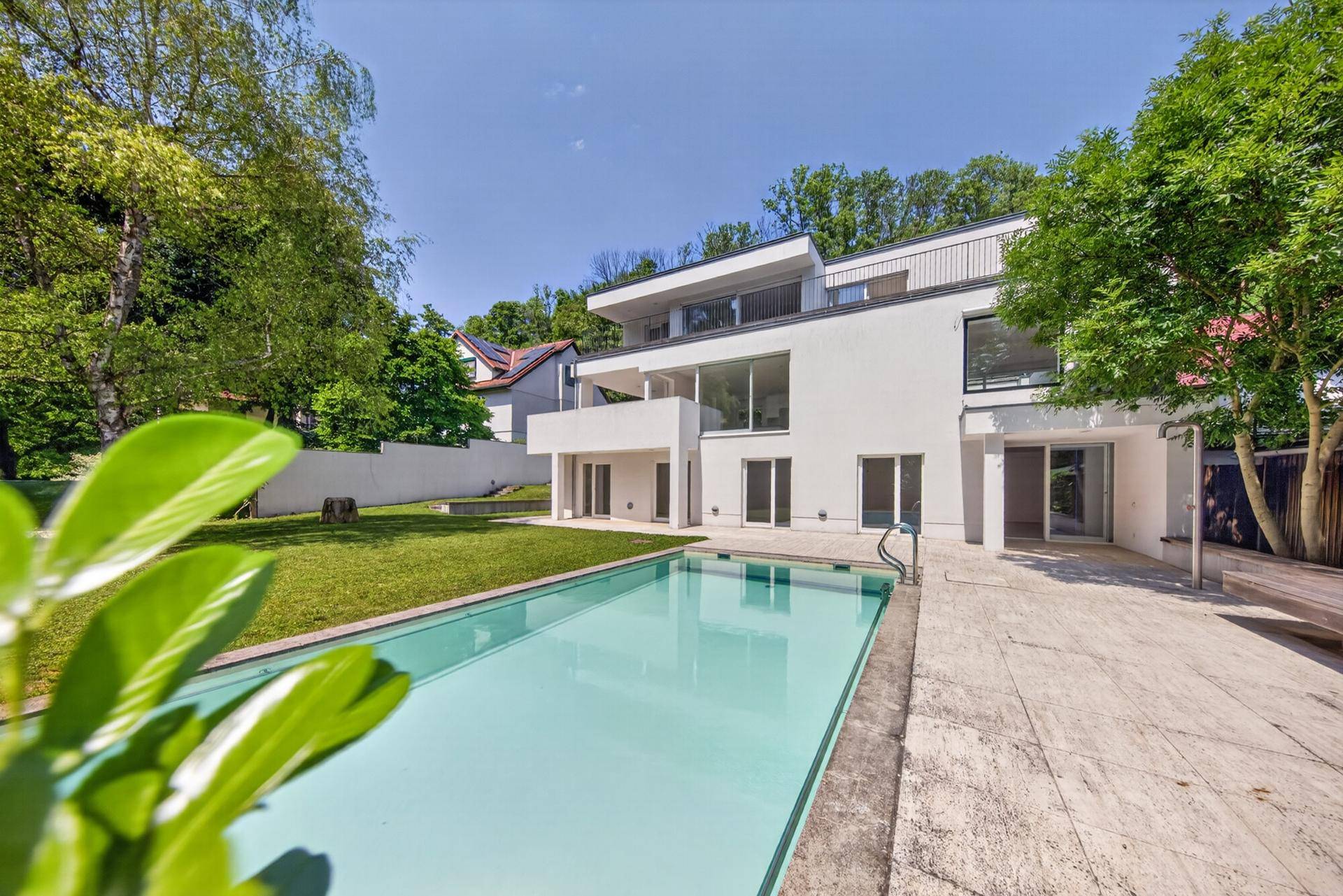 Moderne Villa mit weitläufigem Garten, privatem Pool und sonniger Terrasse.
