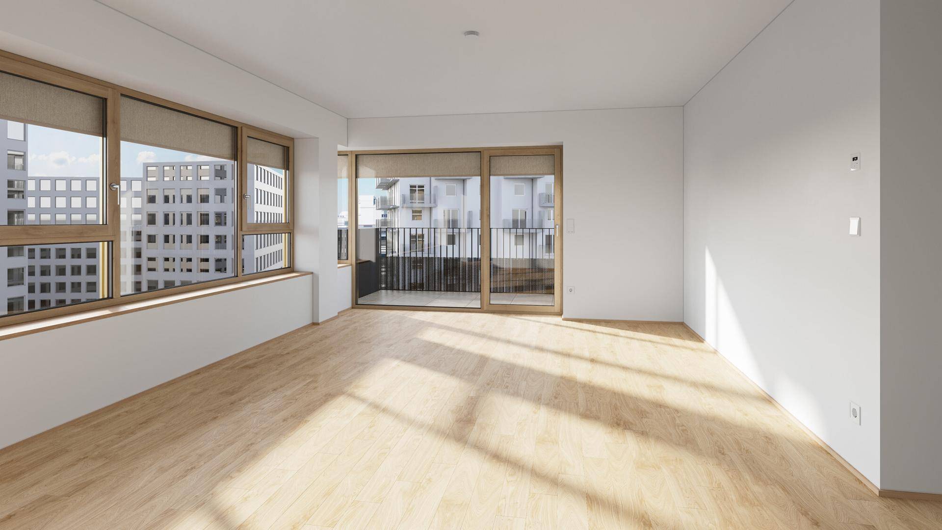 Heller, leerer Raum mit großen Fenstern, Holzboden und Zugang zu einem Balkon mit Stadtblick.