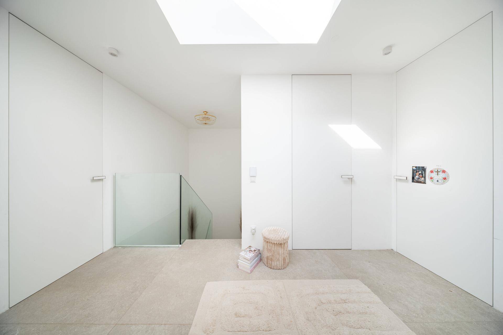 Heller Flur im Obergeschoss mit Oberlicht, minimalistischen Türen und modernem Design.