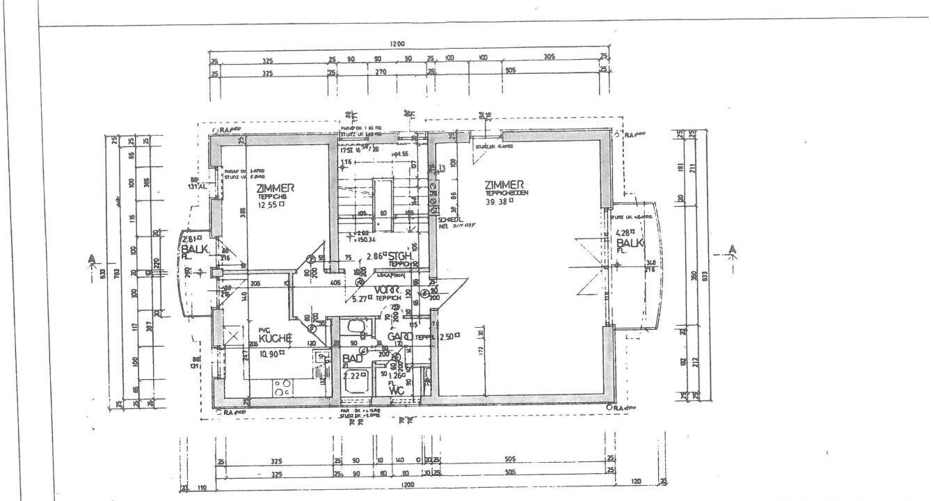 Grundriss des Obergeschosses mit zwei Schlafzimmern, Bad, WC, Küche und zwei Balkonen.