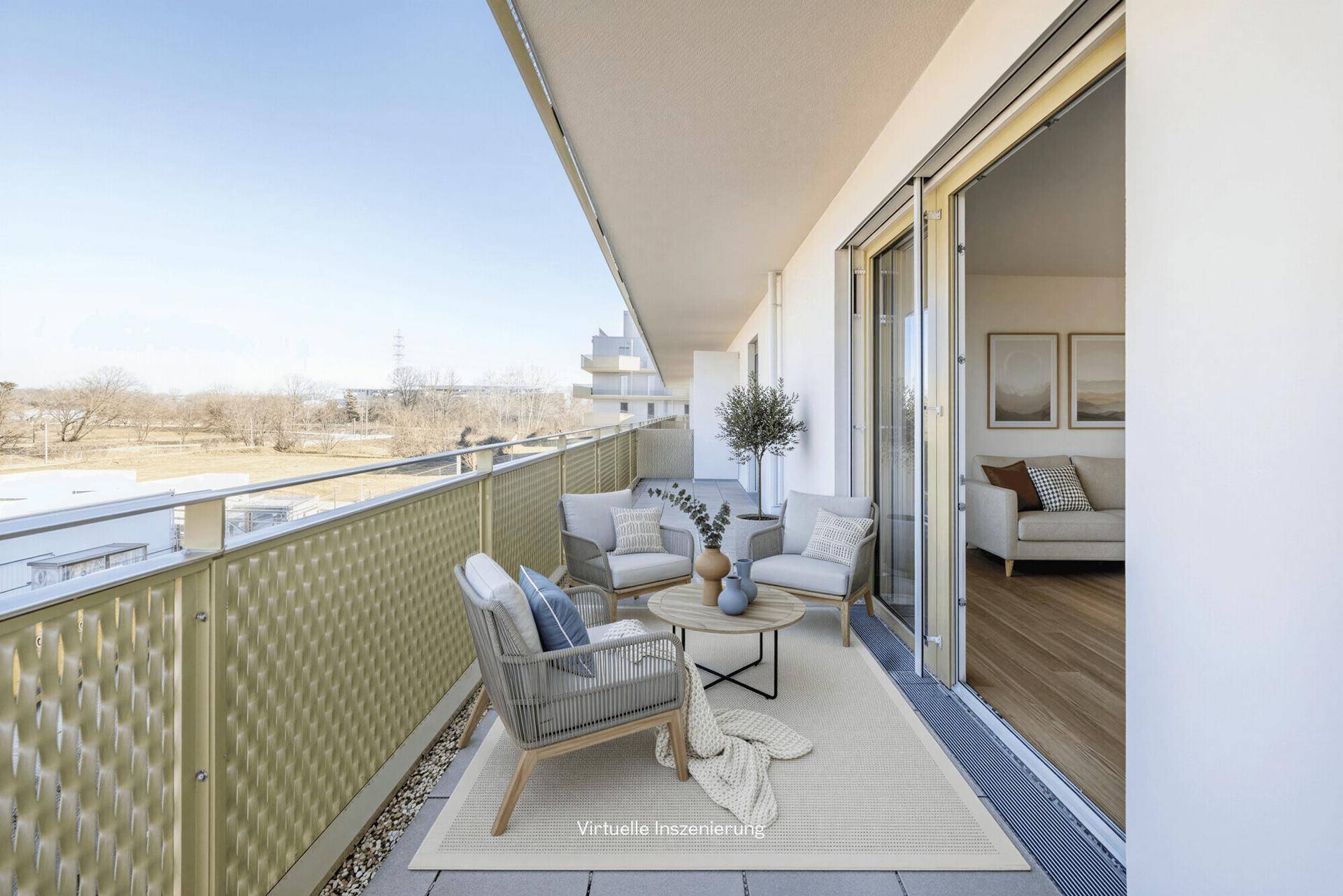 Möblierter Balkon mit modernem Geländer, bequemen Sitzgelegenheiten und weitem Ausblick.