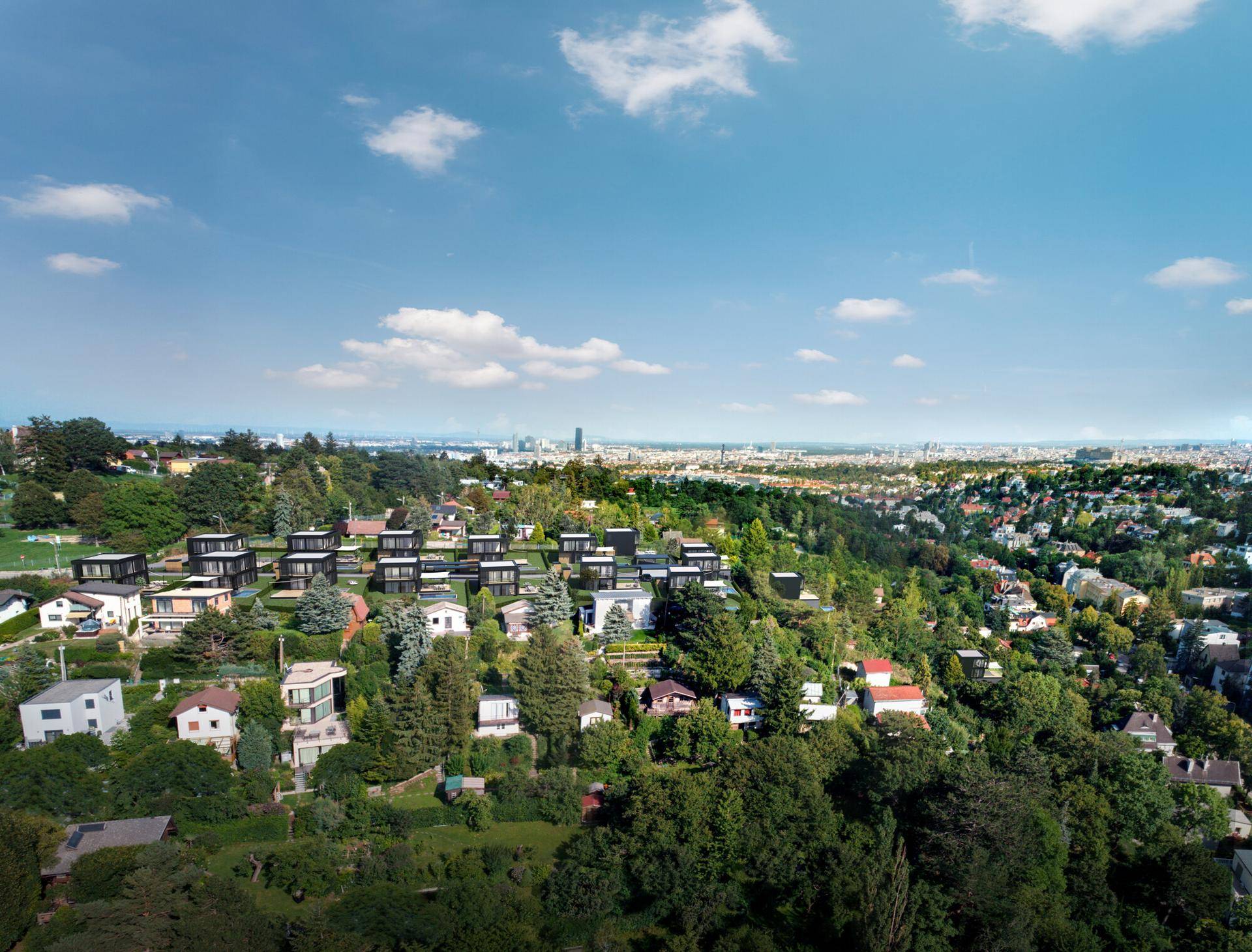 Luftaufnahme einer Siedlung moderner Villen auf einem grünen Hügel mit Stadtpanorama im Hintergrund.