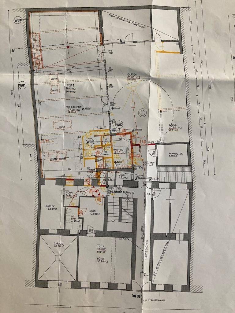 Detaillierter Grundriss mit verschiedenen Räumen und Außenbereichen.