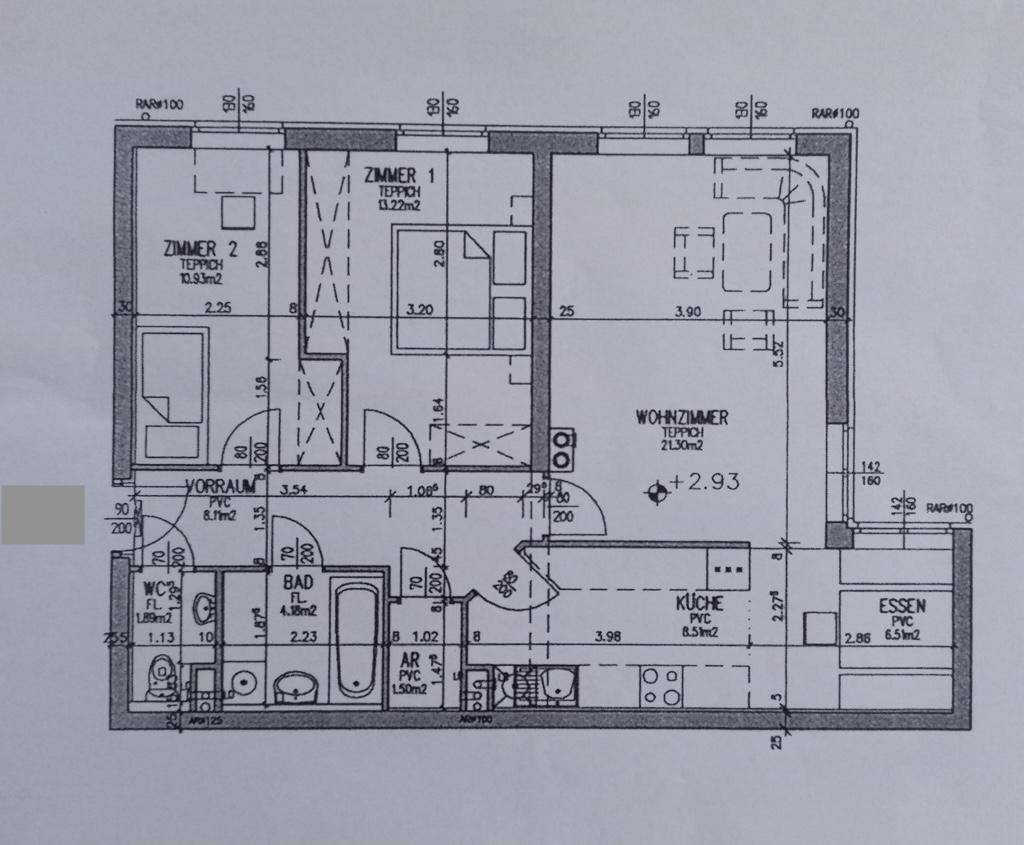 Detaillierter Grundriss einer Wohnung mit Wohnzimmer, zwei Schlafzimmern, Küche und Bad.