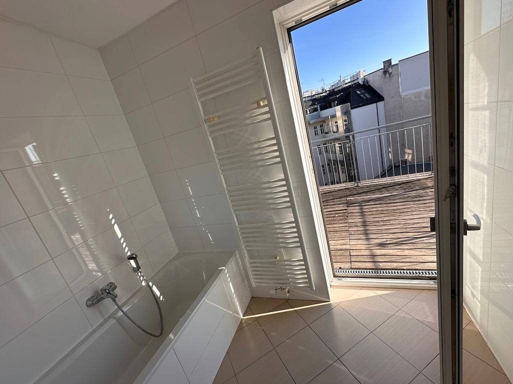 Badezimmer mit Ausgang zur Terrasse