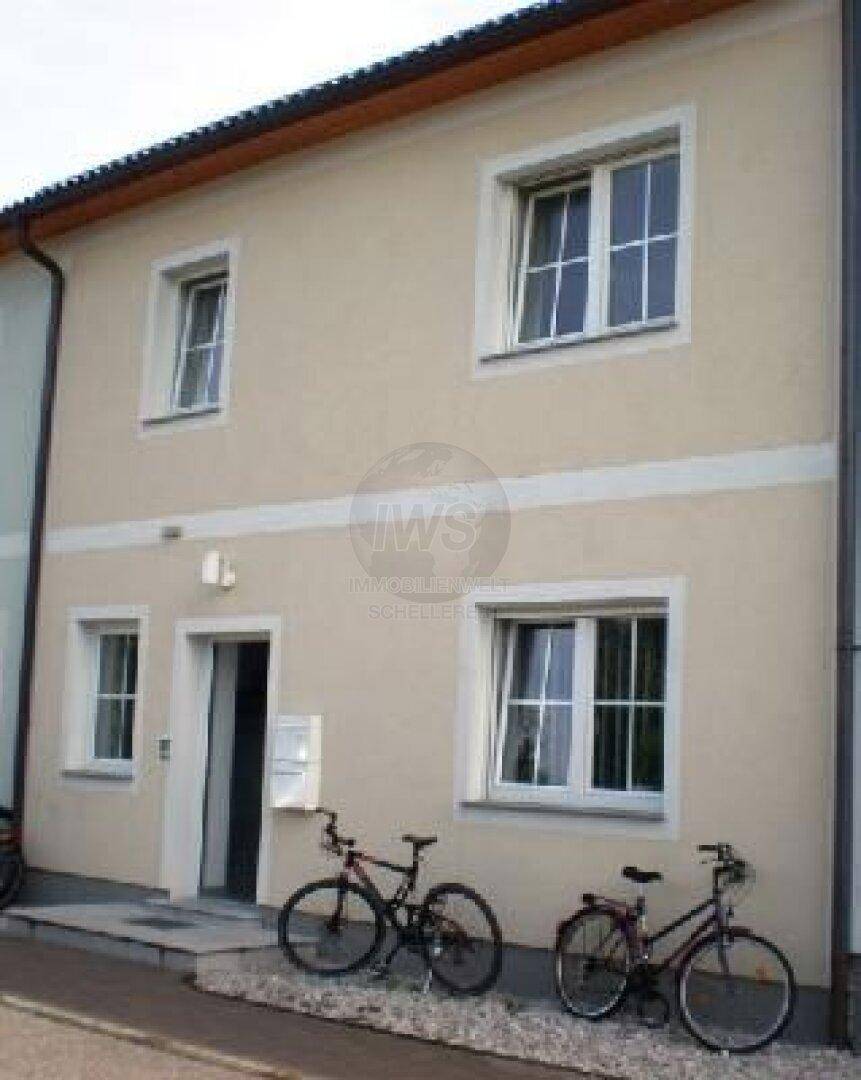 Haushinterseite mit Eingang + Aufgang zur Wohnung