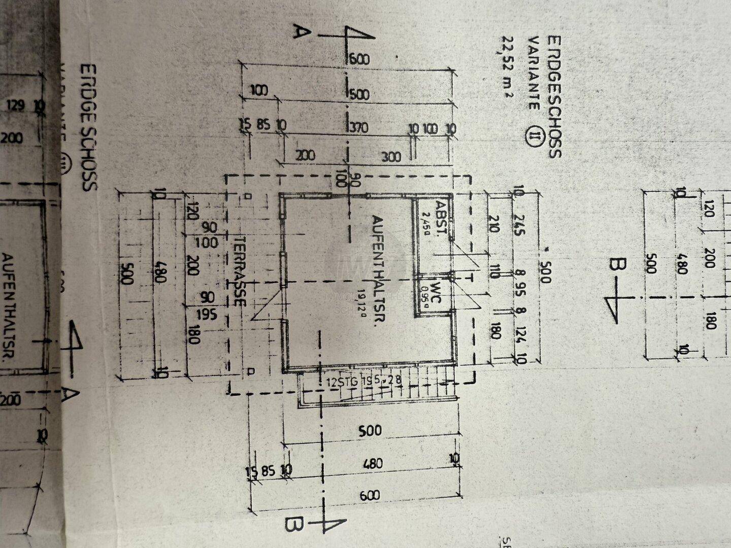 Grundriss des Erdgeschosses mit Aufenthaltsraum, WC und Terrasse.