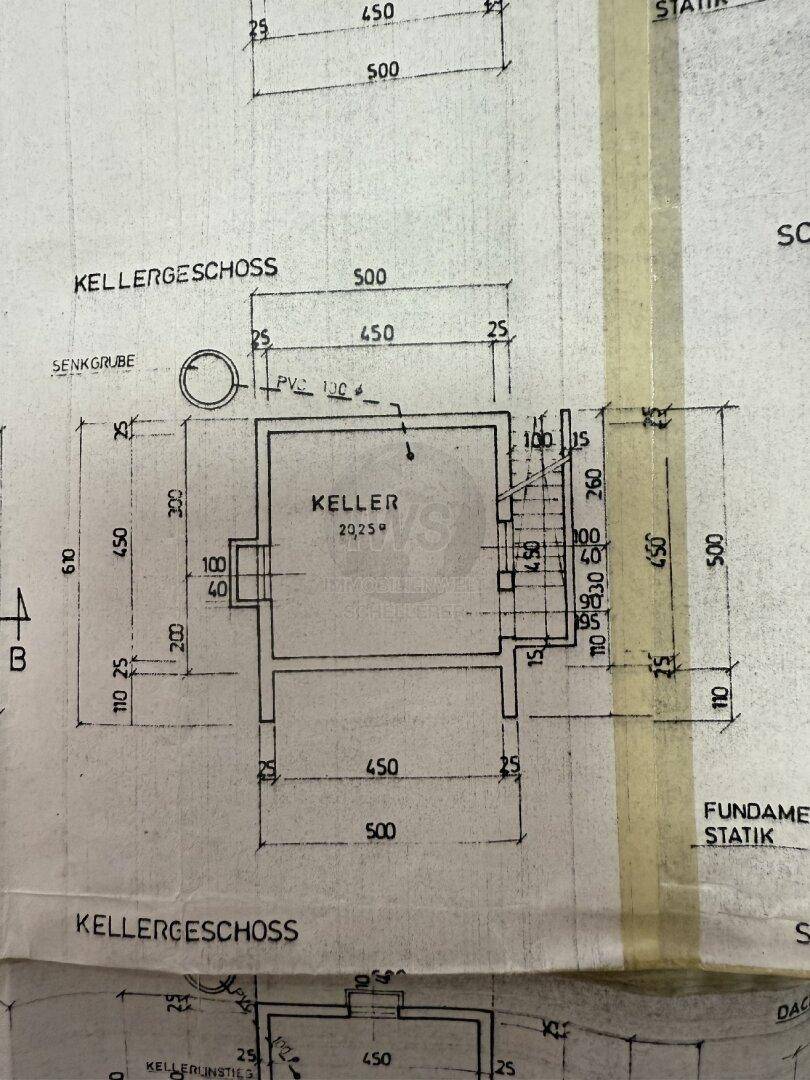 Grundriss des Kellergeschosses mit einem großen Kellerraum und Treppenzugang.