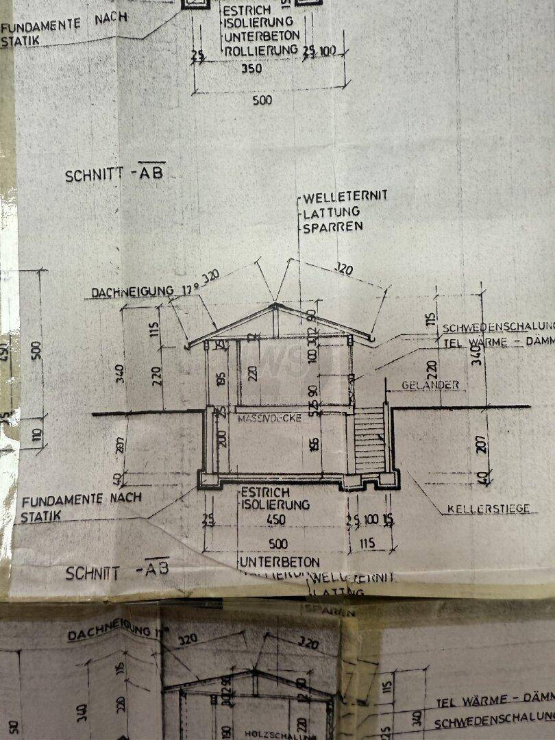 Architektonischer Schnitt des Gebäudes, der die Dachneigung und die Kellerstruktur zeigt.