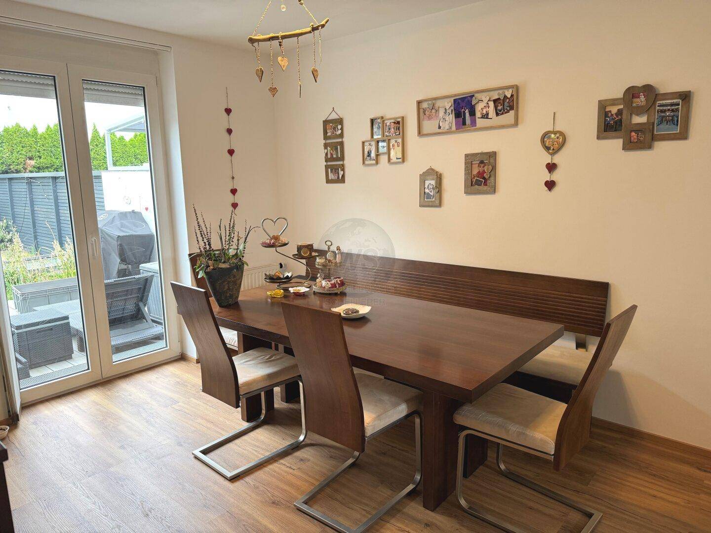 Essbereich mit Holztisch und Sitzbank, direktem Zugang zur Terrasse und viel Tageslicht.