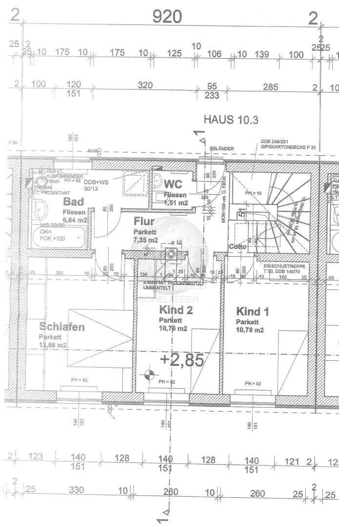 Grundriss des Obergeschosses mit drei Schlafzimmern, Bad und Flur.