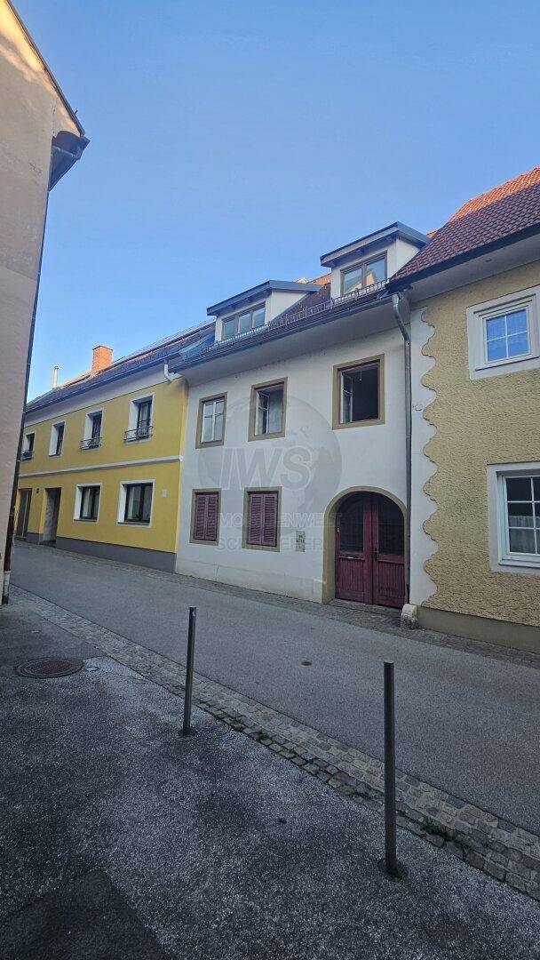 Historische Gebäude entlang einer schmalen Gasse mit traditioneller Architektur.