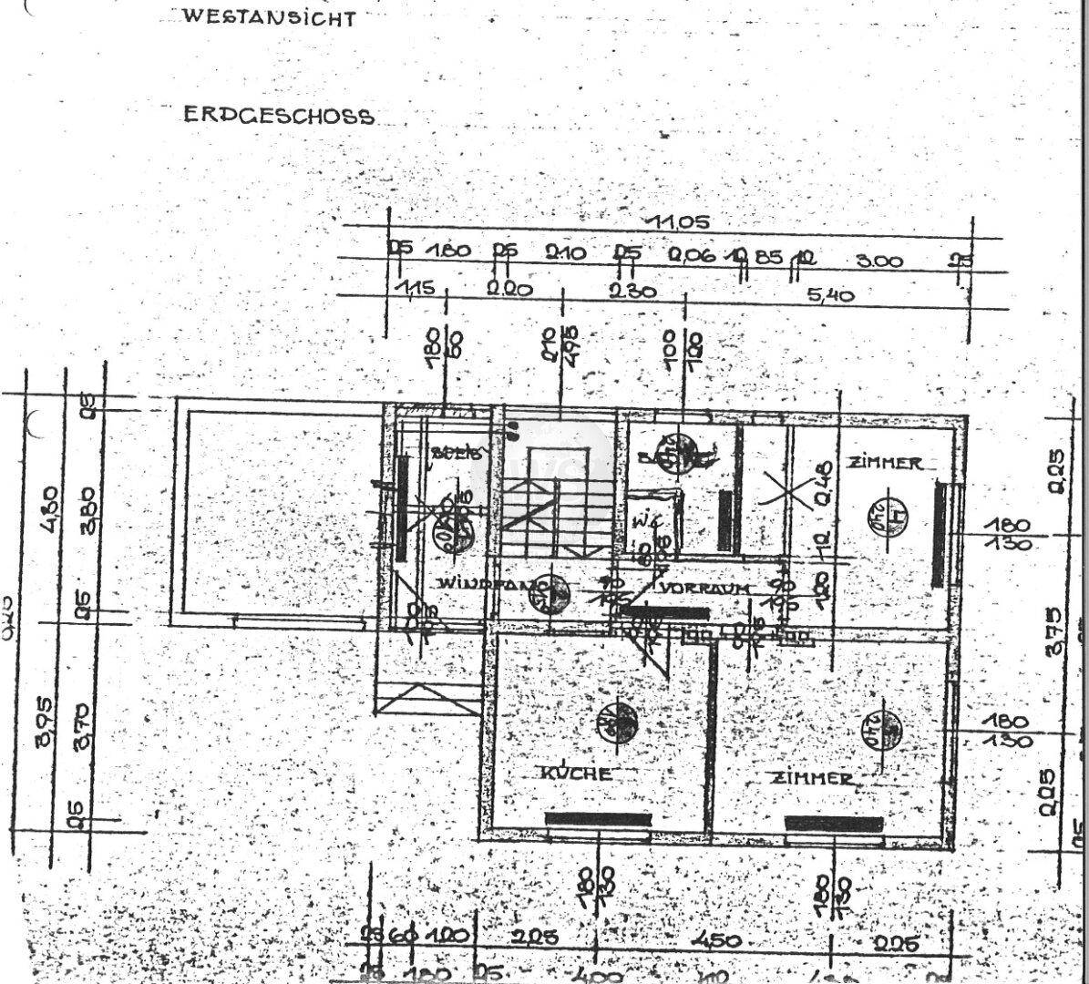Grundriss des Erdgeschosses mit Küche, Zimmern und Treppenhaus.