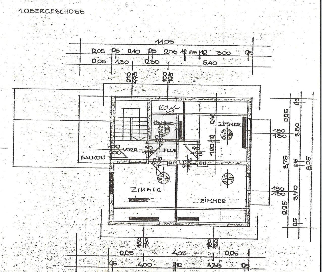 Grundriss des ersten Obergeschosses mit mehreren Zimmern, Flur und Balkon.