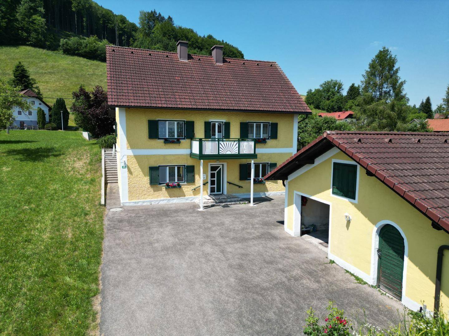 Haus mit Garage und Werkstatt