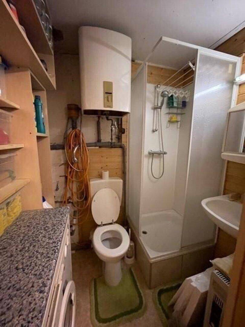 Funktionales Badezimmer im Untergeschoss mit Duschkabine, WC und Waschbecken.