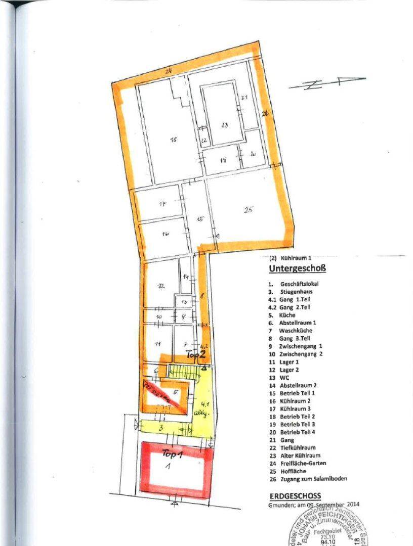 Grundriss des Untergeschosses und Erdgeschosses mit verschiedenen Räumen und Hofflächen.