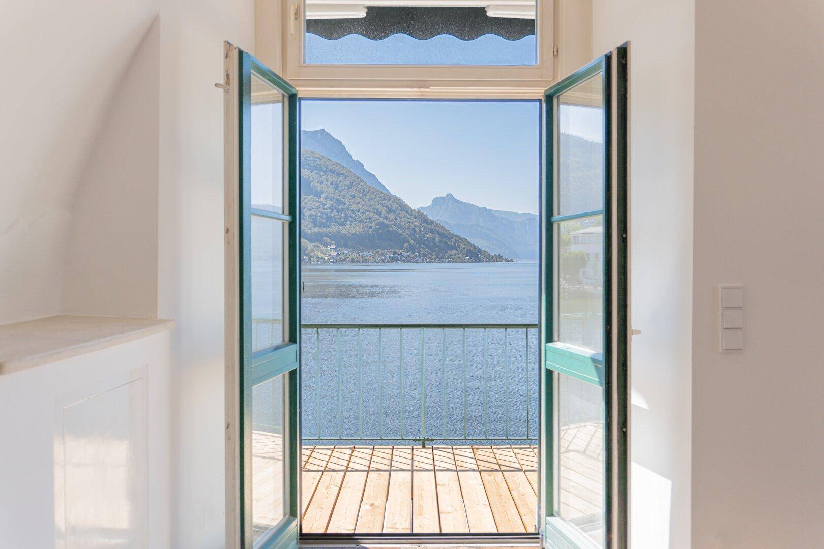 Zugang zu einem kleinen Balkon mit atemberaubendem Blick auf den See und die Berge.