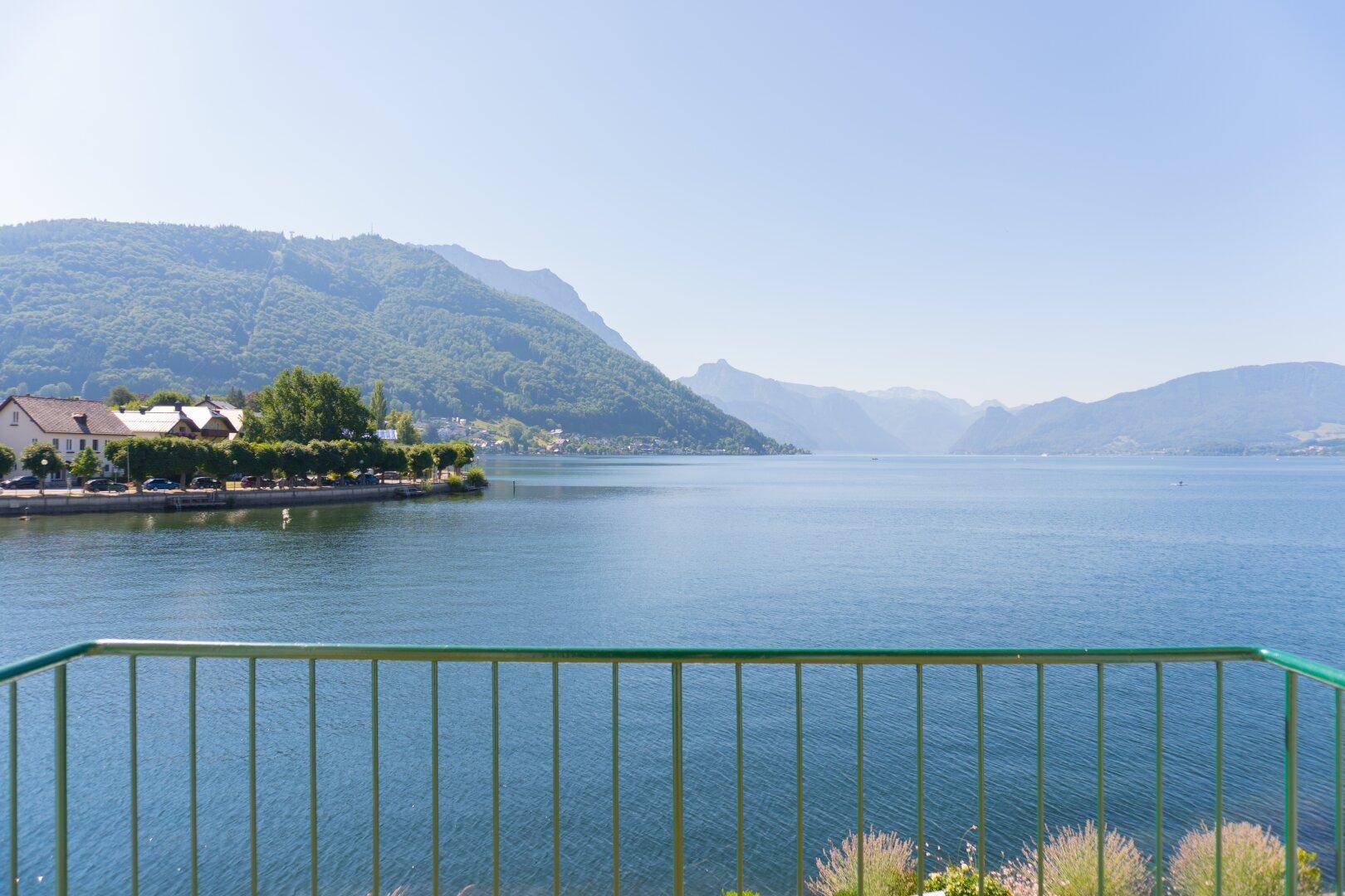 Panoramablick vom Balkon auf den weiten See und die majestätische Berglandschaft.