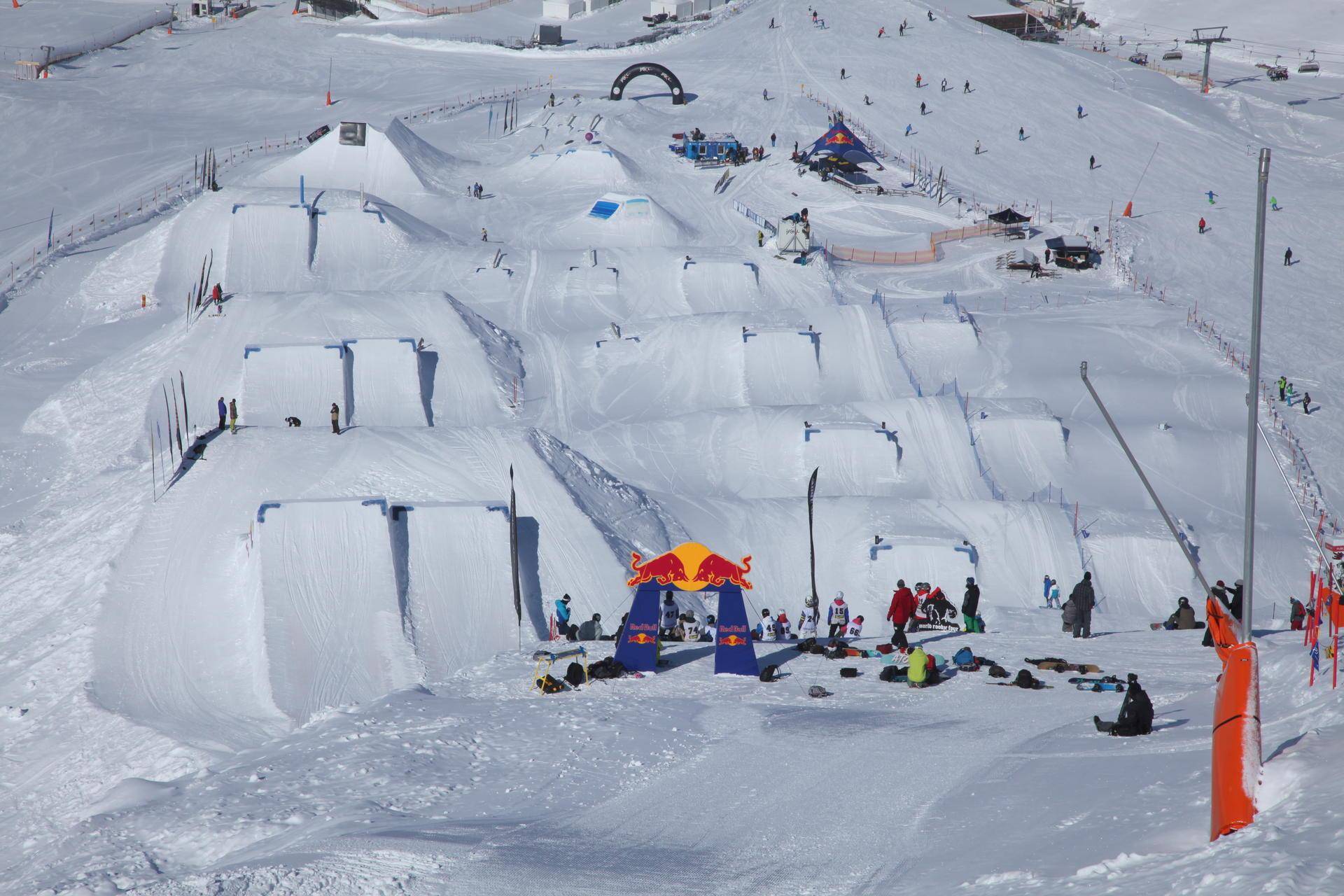 Ein großer Snowpark mit verschiedenen Sprüngen und Hindernissen für Wintersportler.