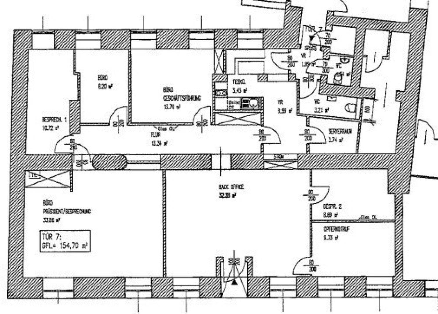 Detaillierter Grundriss mit mehreren Büroräumen, Teeküche und Sanitäranlagen, Gesamtfläche 154,70 m².