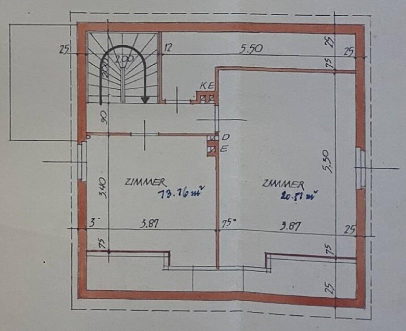 Grundriss eines Obergeschosses mit zwei Zimmern und Treppenaufgang.