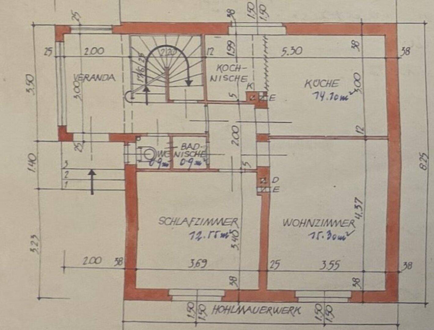 Grundriss des Erdgeschosses mit Veranda, Küche, Bad, Schlafzimmer und Wohnzimmer.