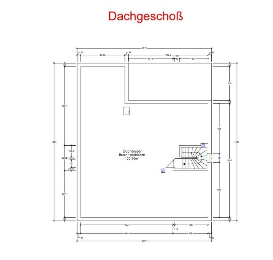 Grundriss des Dachgeschosses mit großem Dachboden und Treppenaufgang.