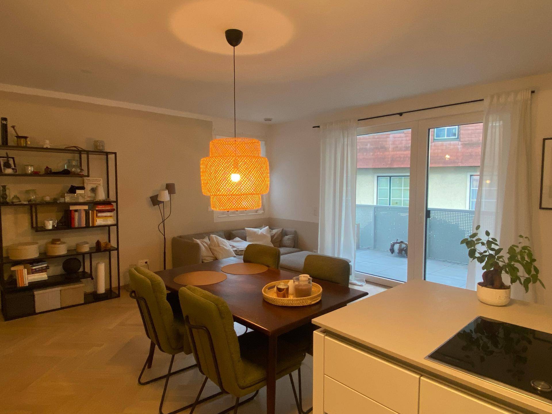 Gemütlicher Wohn- und Essbereich mit offener Küche und direktem Zugang zur Terrasse.