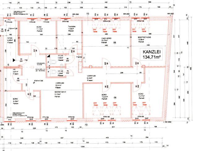 Detaillierter Grundriss einer Bürofläche von 134,71m² mit mehreren Büros, Vorräumen und Toiletten.