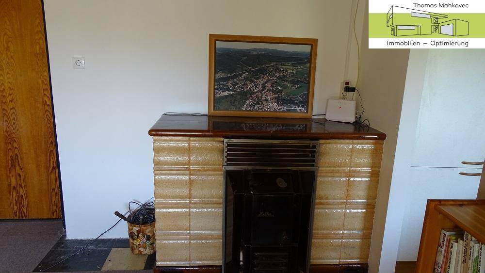 Detailansicht eines traditionellen Kachelofens mit dekorativen Fliesen.